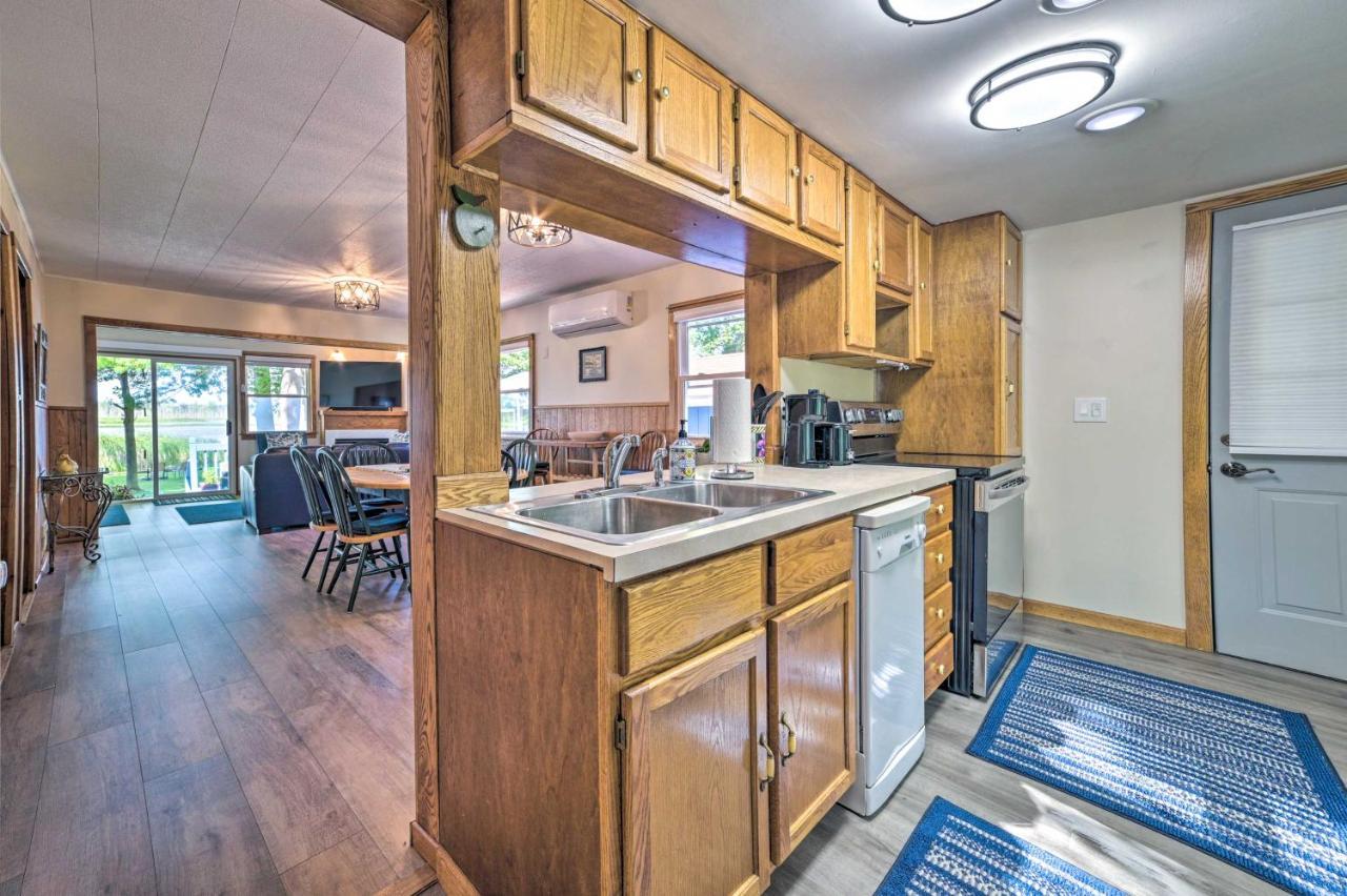 East Tawas Lakefront Getaway With Kayaks And Deck المظهر الخارجي الصورة